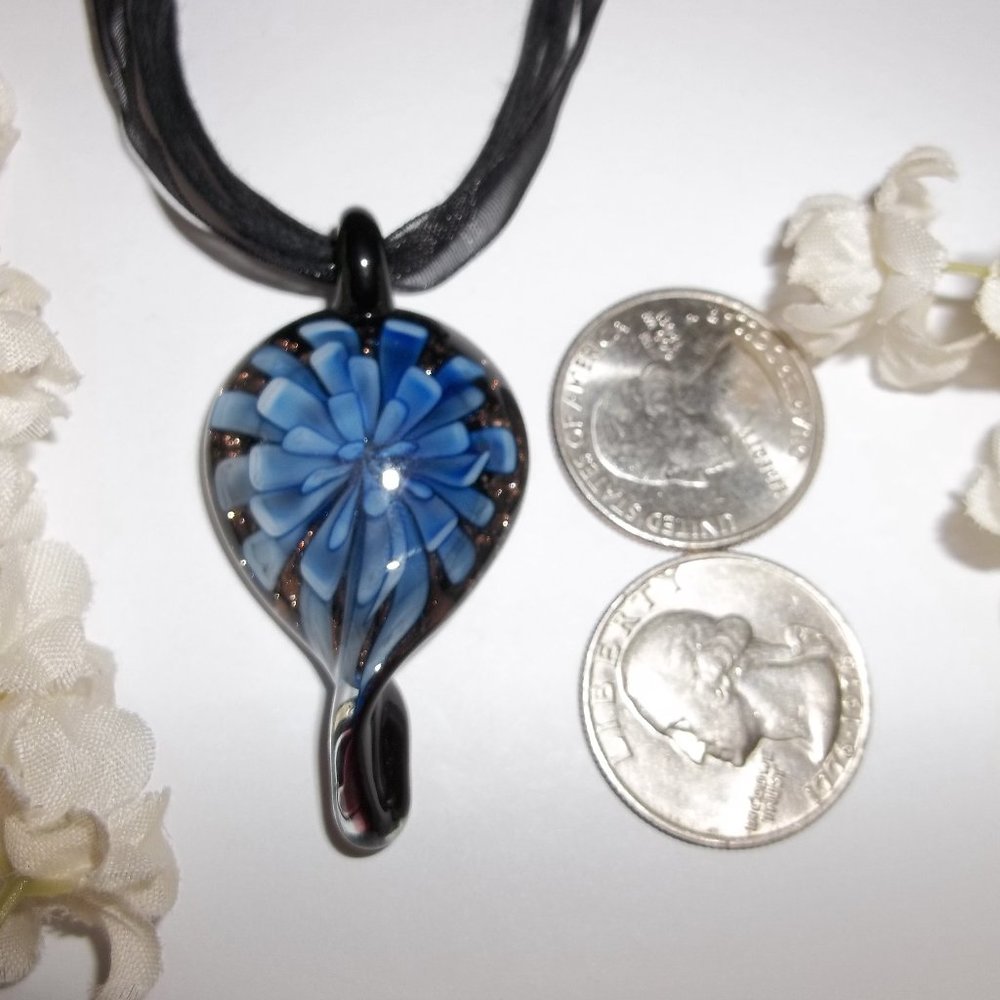 Stunning Black & Blue Glass Pendant Necklace 5384 - Picture 2 of 8